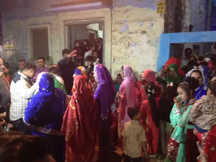 Take your backpack - Becoming an honorable guest on an Indian wedding - 2