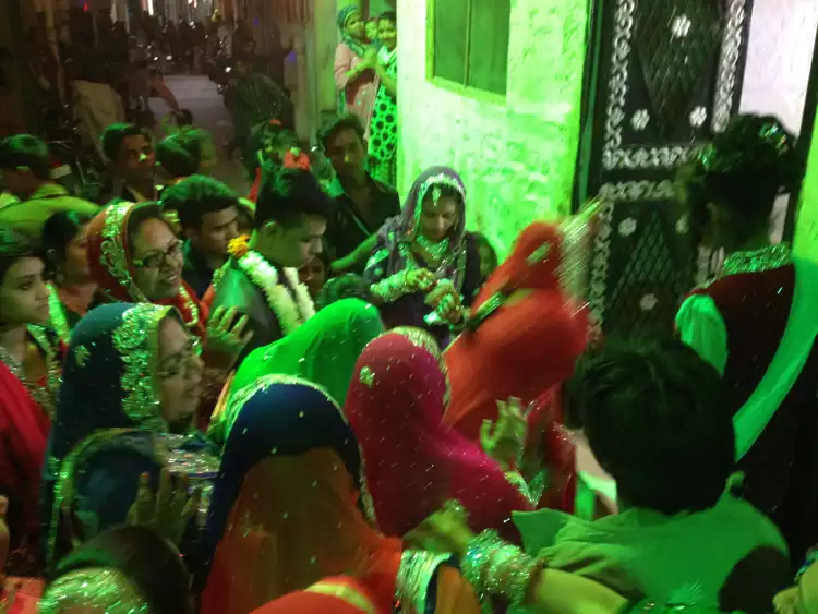 Take your backpack - Becoming an honorable guest on an Indian wedding - 4