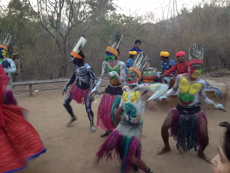 Take your backpack - Dancing skeletons and horny chickens - 0