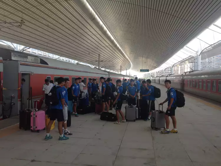Take your backpack - Meeting the entire North Korean national football team U19 on the train - 2