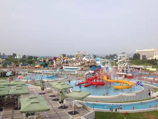 Jumping in wave pools, what is real?