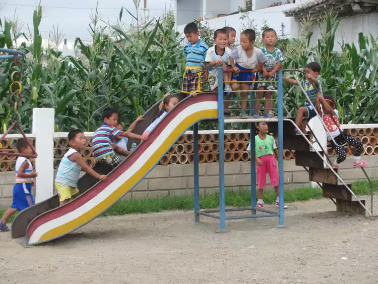 Take your backpack - Setting a new tap-the-frog record in North Korea - 0