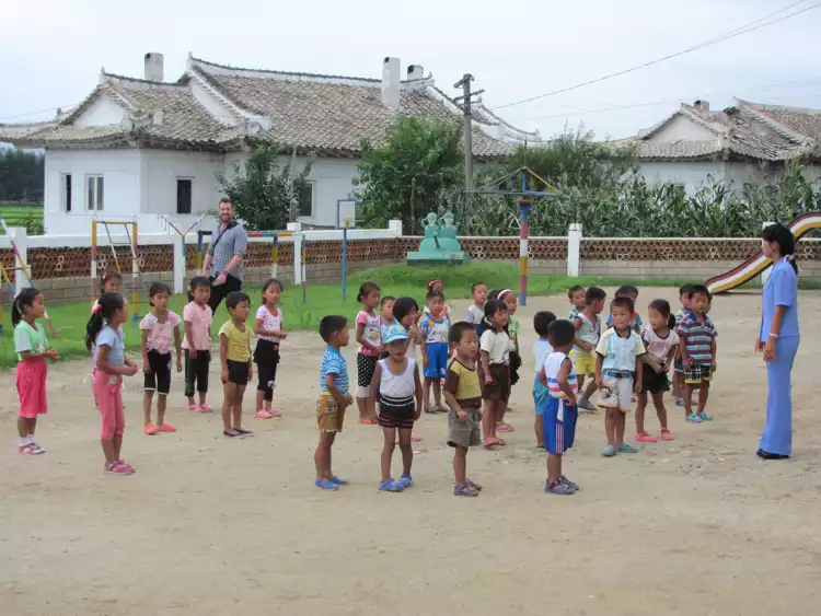 Take your backpack - Setting a new tap-the-frog record in North Korea - 3