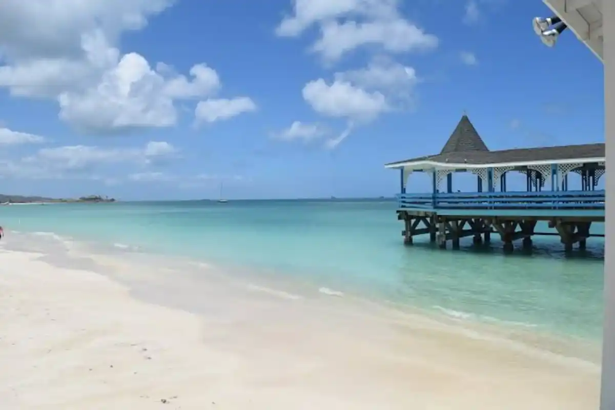 antigua-and-barbuda-beach-dickenson-bay