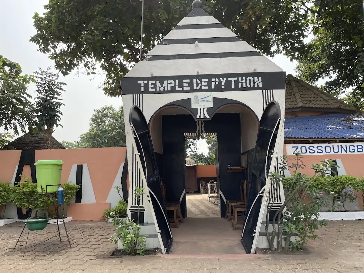 benin-attraction-temple-des-pythons-de-ouidah v1