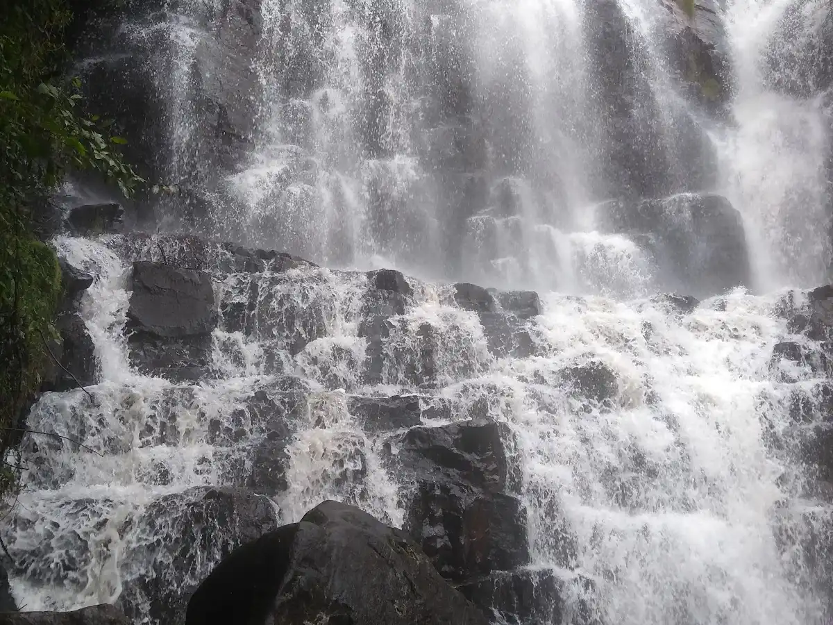 burundi-hike-karera-waterfalls-trail v1