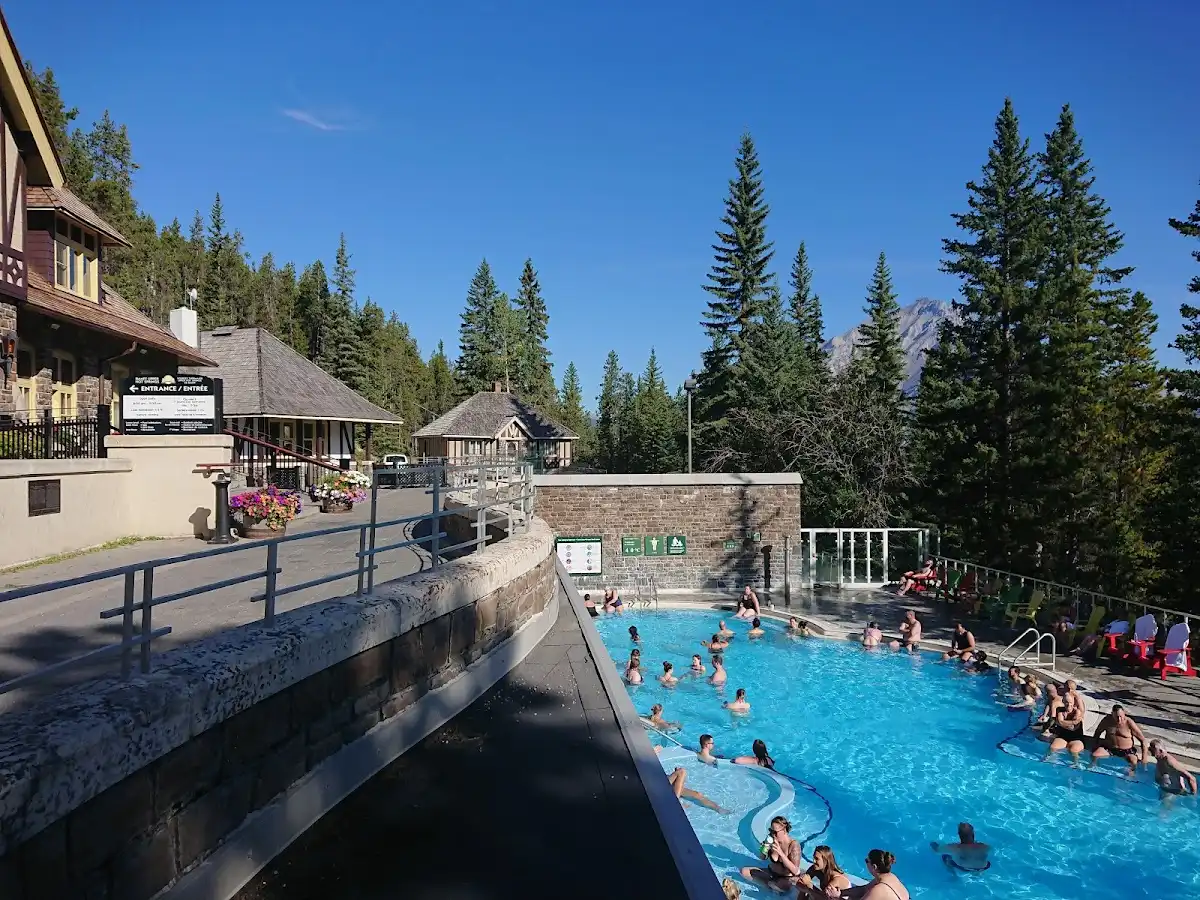 canada-attraction-banff-upper-hot-springs v1