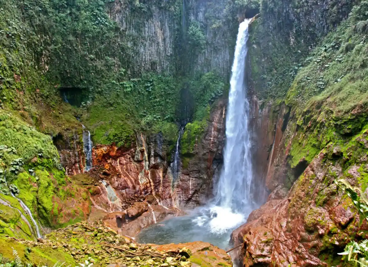 costa-rica-hike-catarata-del-toro