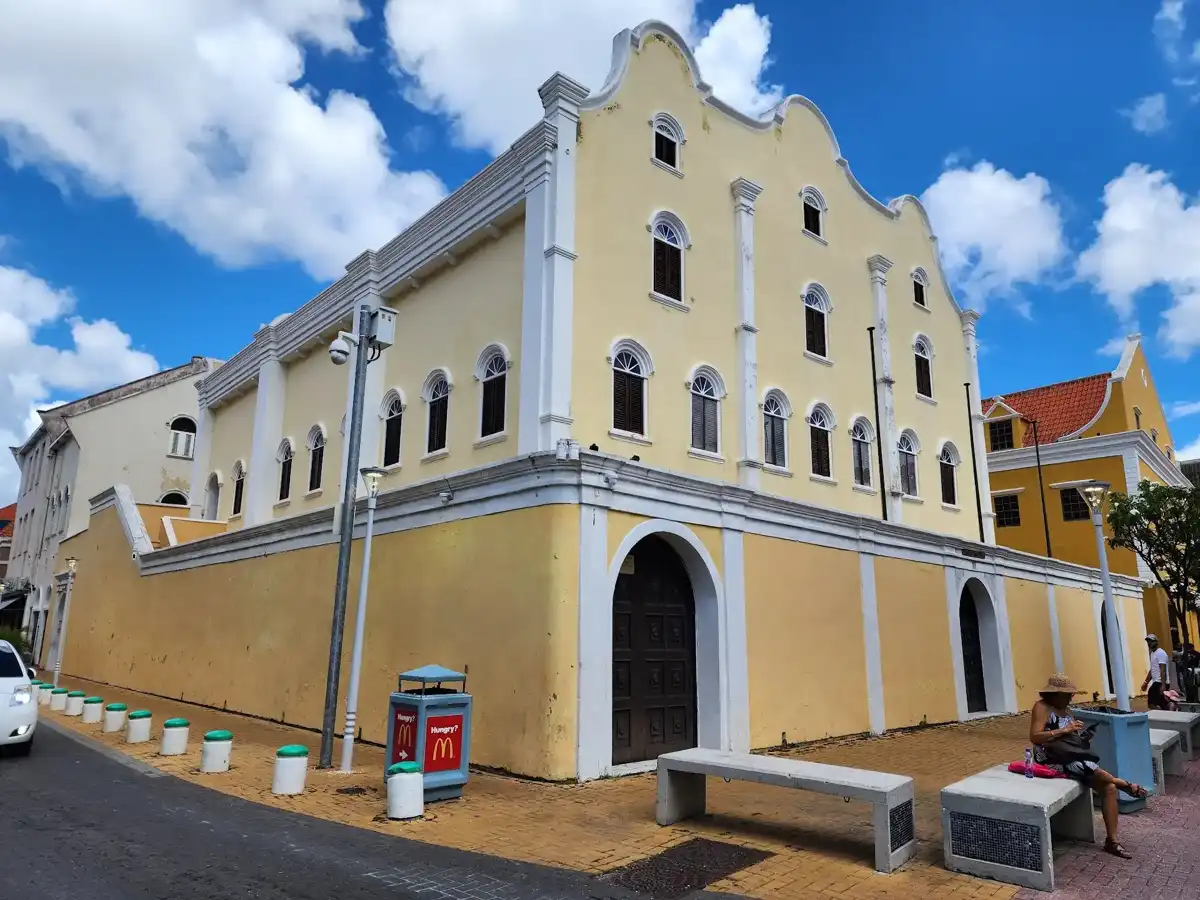 curacao-unique-site-mikve-israel-emanuel-synagogue