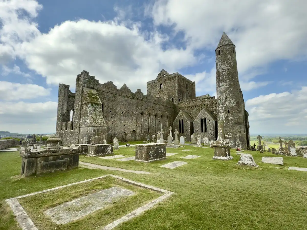 ireland-attraction-rock-of-cashel-site-museums-cathedral-complex