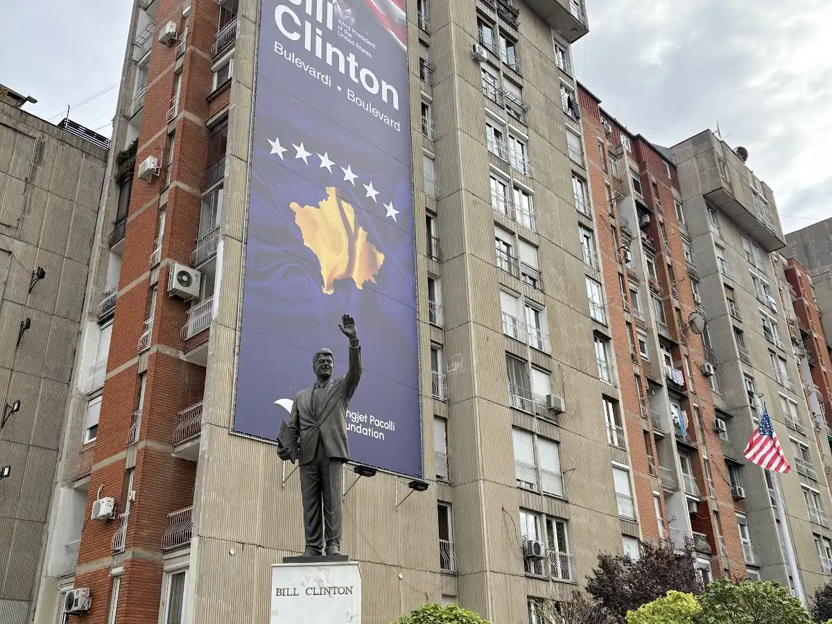 kosovo-attraction-bill-clinton-statue