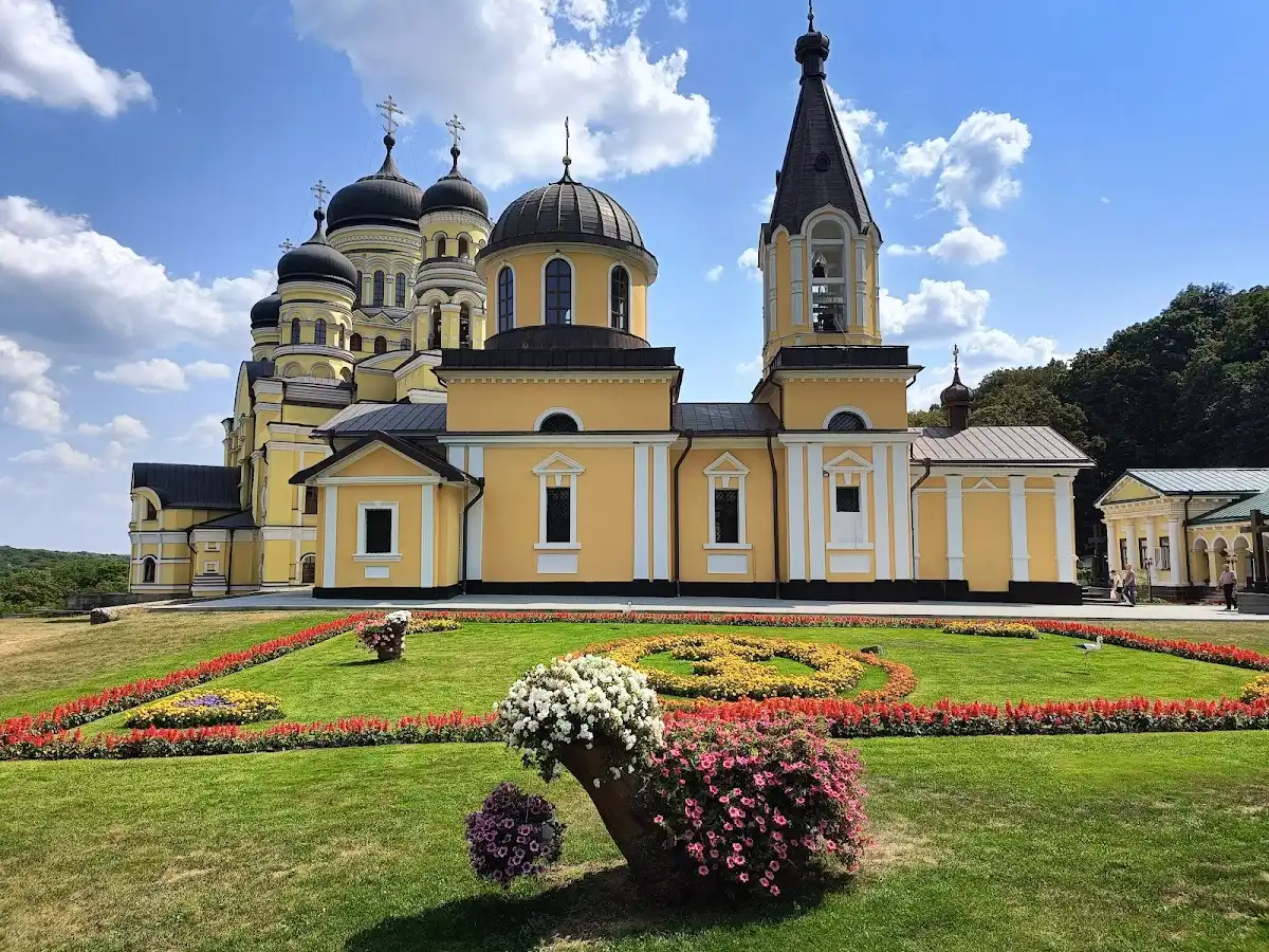 moldova-attraction-hancu-monastery