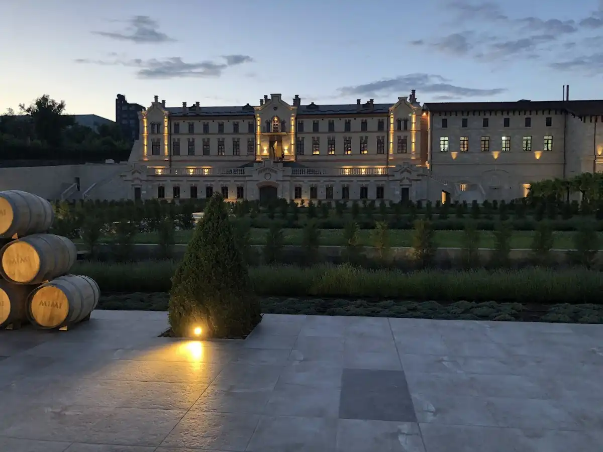 moldova-attraction-mimi-castle-winery v1