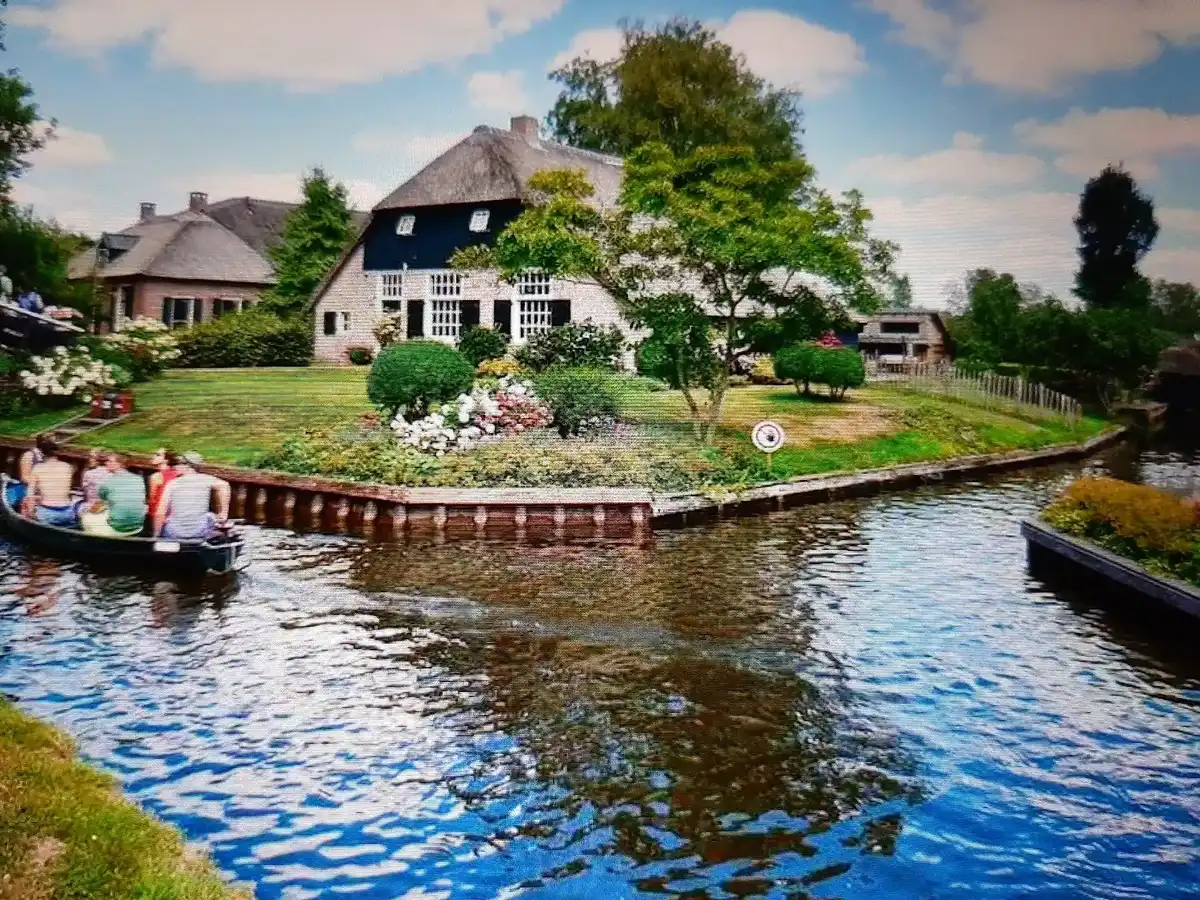 netherlands-unique-site-giethoorn