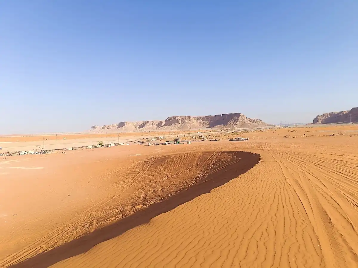 saudi-arabia-hike-red-sand-dunes