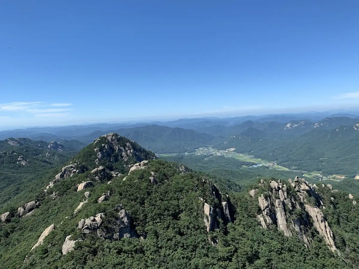 south-korea-hike-songnisan-beopjusa-temple-trail