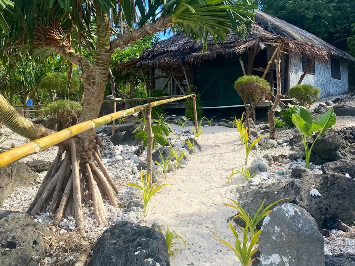 vanuatu-beach-pele-island-beach