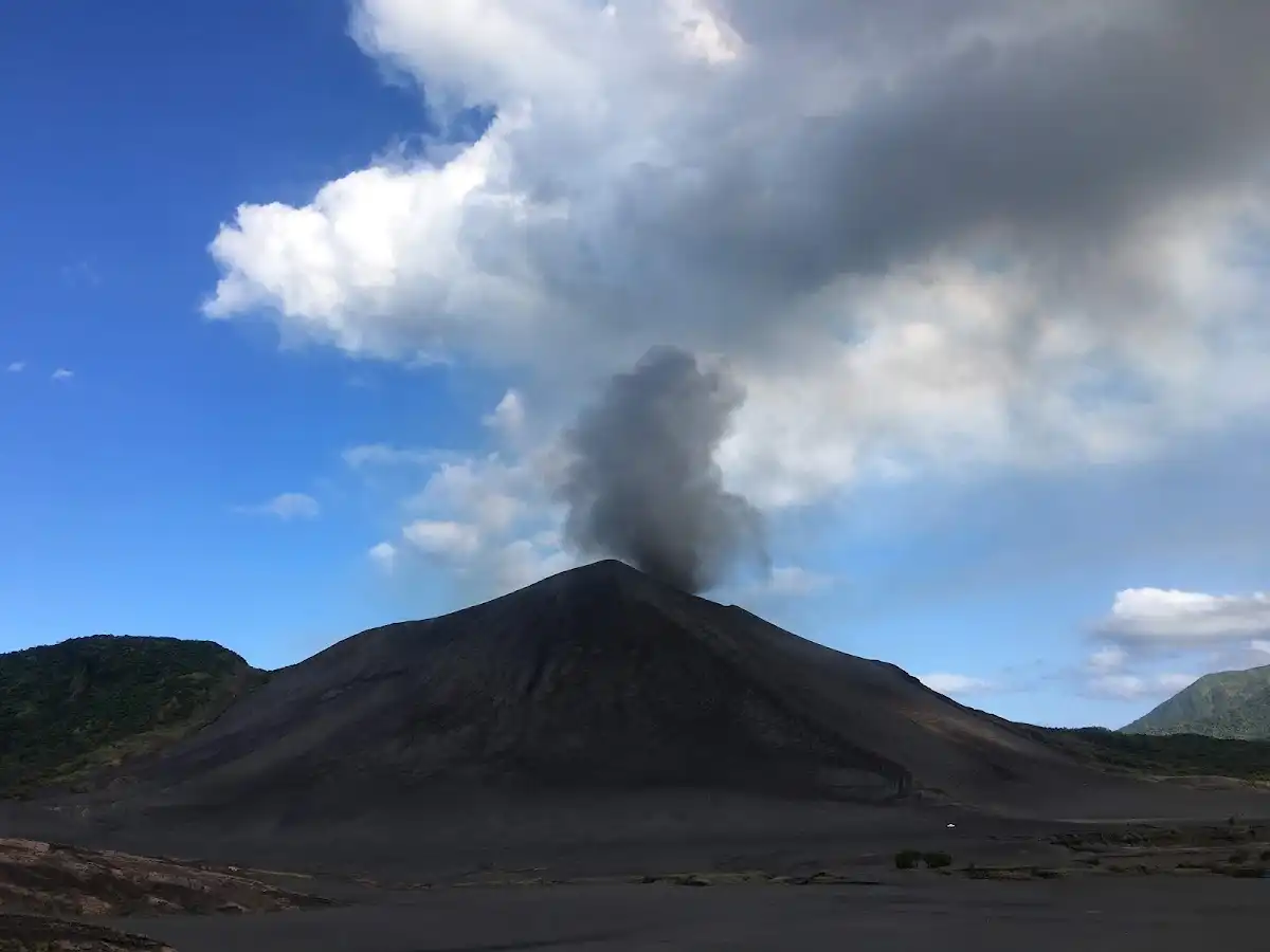 vanuatu-hike-mount-yasur