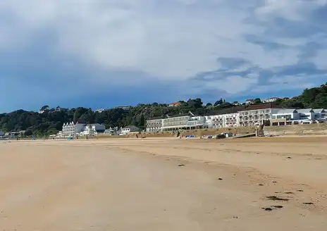 St. Aubin‘s Bay